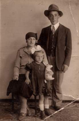 Mama, la 4 ani, cu bunicii mei Eva si Froim Tobac